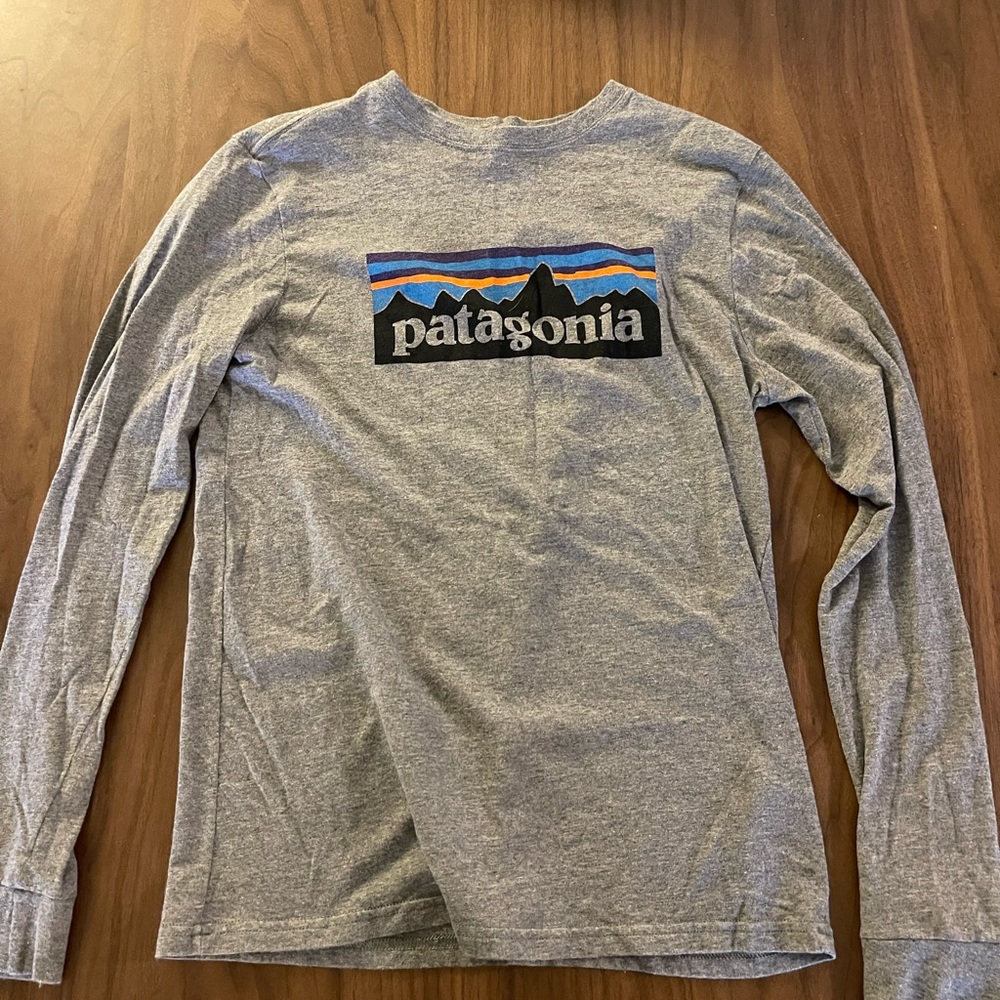 Patagonia long sleeve, size kids XL, color gray